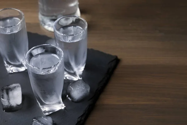 Bicchieri Vodka Con Cubetti Ghiaccio Sul Tavolo Legno Spazio Testo — Foto Stock
