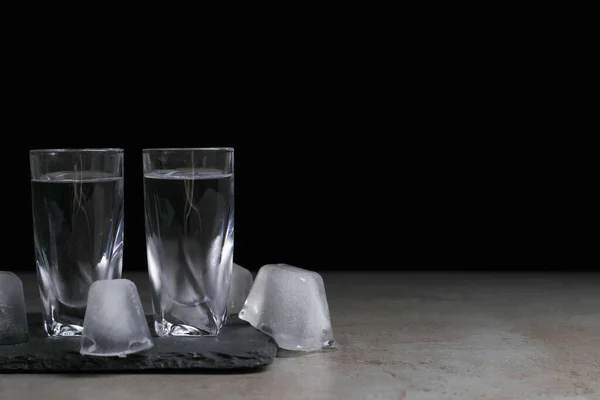 Copos Tiro Com Vodka Cubos Gelo Conto Cinza Contra Fundo — Fotografia de Stock