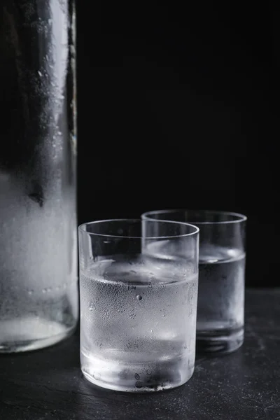Vodka Copos Tiro Mesa Contra Fundo Preto Close — Fotografia de Stock