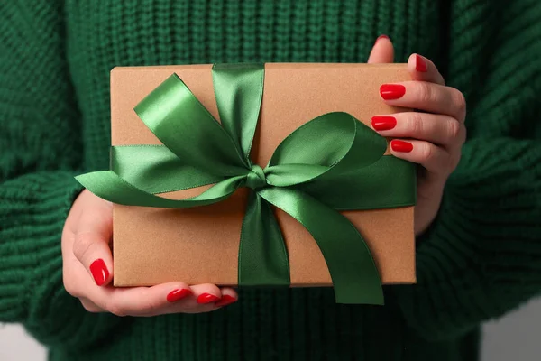 Regalo Navidad Mujer Sosteniendo Caja Regalo Primer Plano —  Fotos de Stock