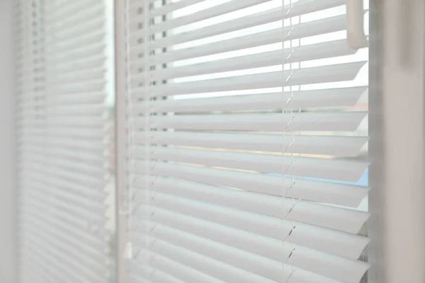 Odada Yatay Panjurları Olan Şık Bir Pencere Yakın Plan — Stok fotoğraf