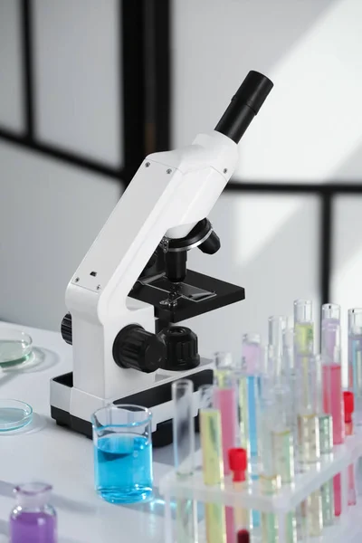 Modern Mikroszkóp Üveglemezzel Fehér Asztalon Laboratóriumban — Stock Fotó
