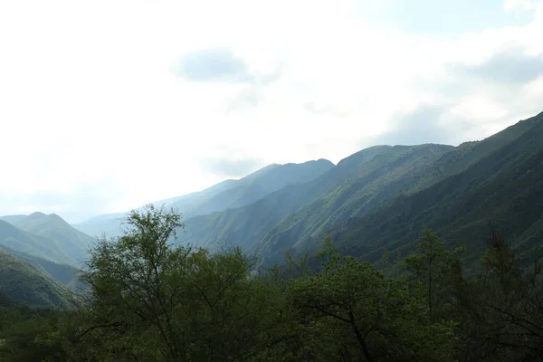 Живописный Пейзаж Красивыми Высокими Горами Открытом Воздухе — стоковое фото