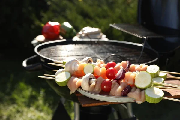 바베큐그릴 근처에서 고기와 야채를 사람들 빨래를 — 스톡 사진
