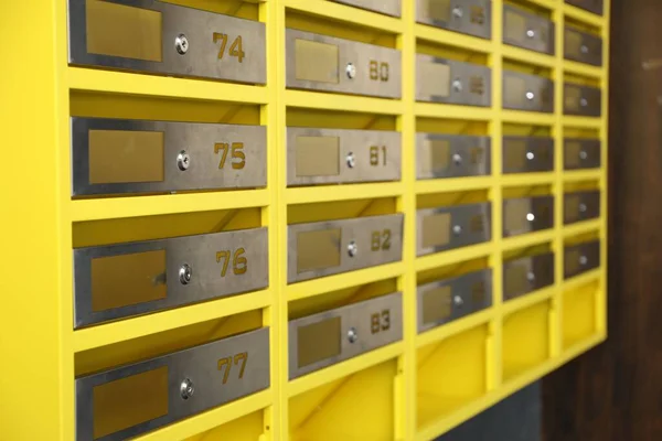 Viele Verschlossene Metallbriefkästen Mit Schlüssellöchern Und Nummern Postamt Nahaufnahme — Stockfoto
