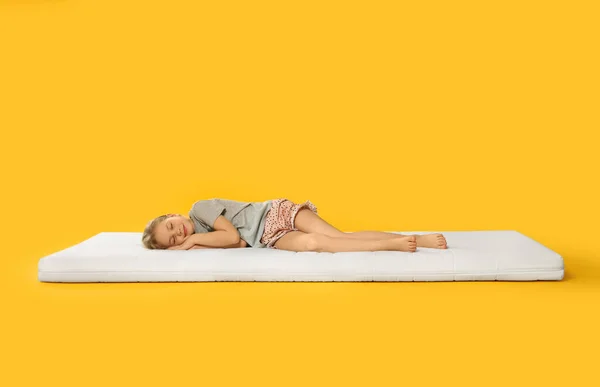 Klein Meisje Slapen Comfortabele Matras Tegen Oranje Achtergrond Ruimte Voor — Stockfoto