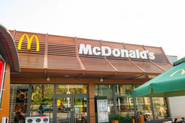 SAVAŞ, POLAND - 16 EYLÜL 2022: McDonald 's restoranının manzarası