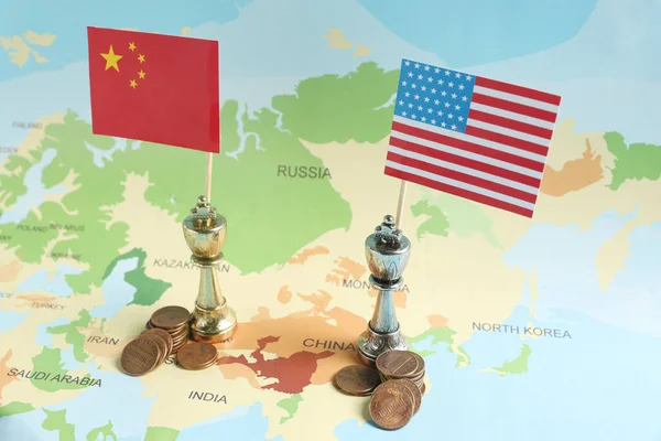 Haritada Amerikan Çin Bayrakları Sikkeleri Olan Satranç Taşları Ticaret Savaşı — Stok fotoğraf