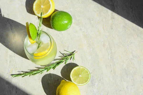 Leckere Erfrischende Limonade Und Zutaten Auf Hellgrauem Tisch Oben Blick — Stockfoto