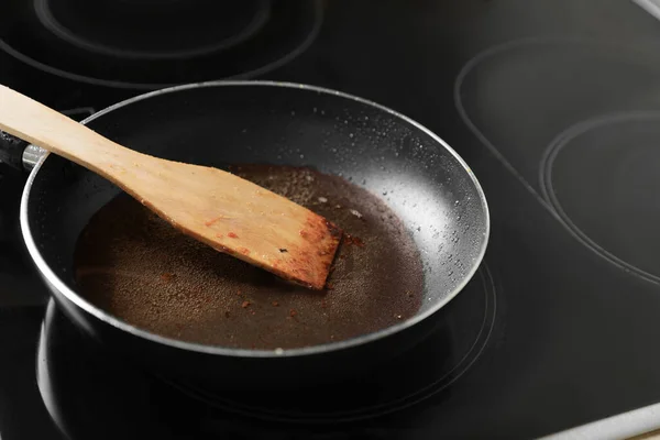 Frigideira Com Espátula Óleo Cozinha Usado Fogão — Fotografia de Stock