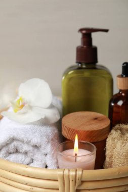 Farklı spa ürünleri ve yanan mumlarla güzel bir kompozisyon, yakın plan.