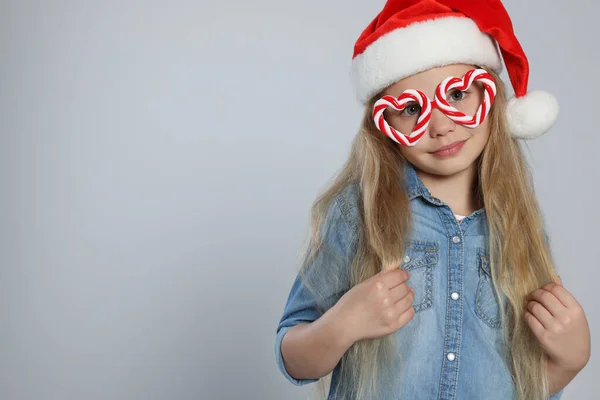 Dívka Sobě Dekorativní Vánoční Brýle Tvaru Srdce Santa Klobouk Světle — Stock fotografie