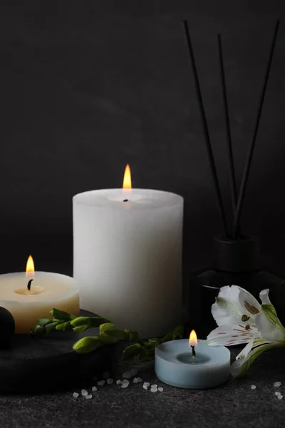 Schöne Wellness Komposition Mit Verschiedenen Pflegeprodukten Und Brennenden Kerzen Auf — Stockfoto