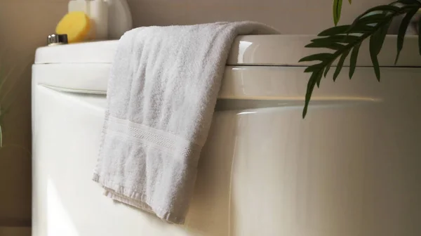 Miękki Puszysty Ręcznik Wiszący Wannie Wewnątrz — Zdjęcie stockowe