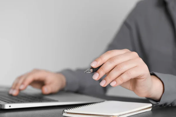 Жінка Ручкою Працює Ноутбуці Крупним Планом Управління Електронним Документом — стокове фото