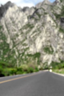 Yol kenarındaki dağlar ve çalılar, bulanık görüş