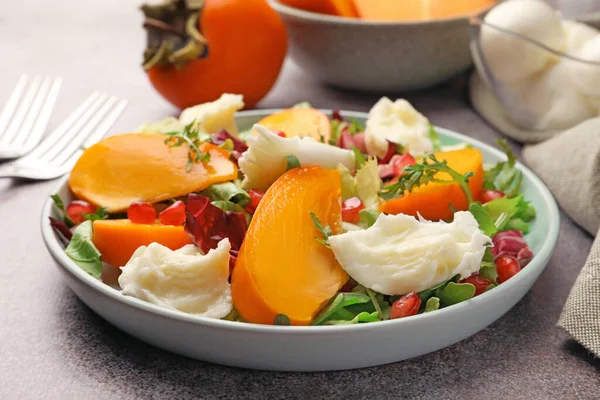 석류와 맛있는 감칠맛있는 샐러드 식탁에 내놓는다 — 스톡 사진