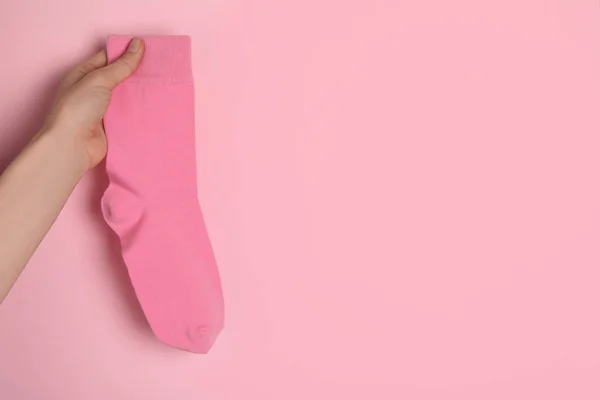 Açık Pembe Arka Planda Çorap Tutan Kadın Yakın Plan Metin — Stok fotoğraf