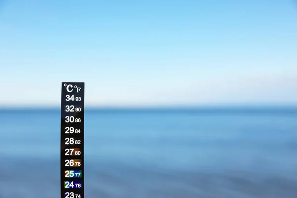 海辺の天気温度計 テキストのためのスペース — ストック写真