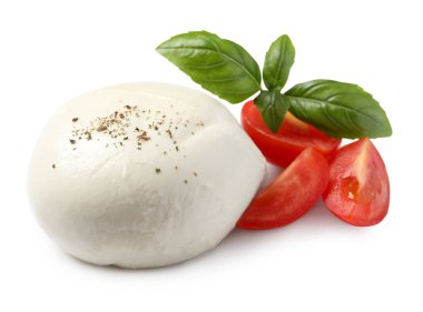 Beyaz arka planda domates ve fesleğen yapraklı lezzetli mozzarella.