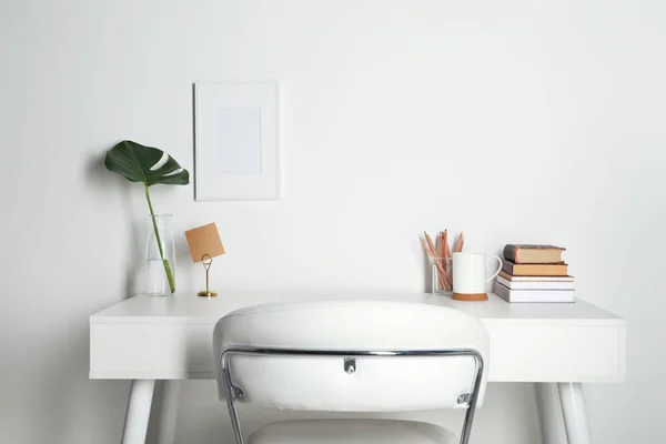 Evinde Duvarın Yanında Beyaz Masa Olan Rahat Bir Yeri — Stok fotoğraf