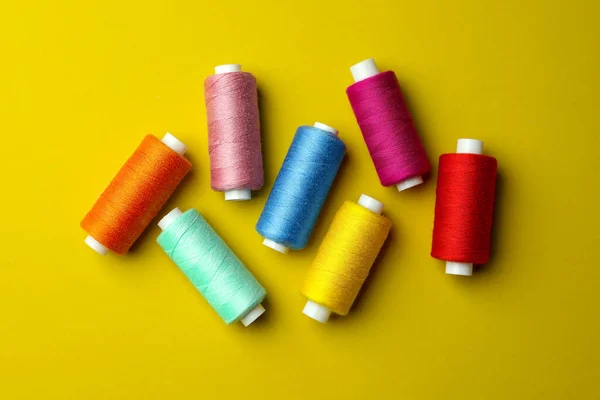 Diversi Fili Colorati Cucire Sfondo Giallo Posa Piatta — Foto Stock