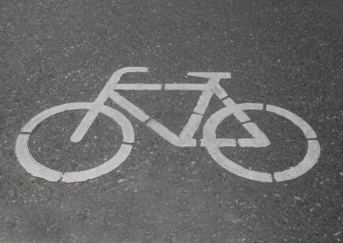 Asfalt üzerine beyaz tabela çizilmiş bisiklet yolu