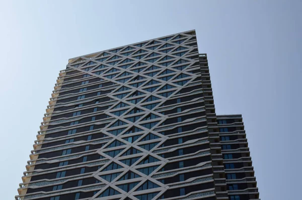 Güzel Modern Binanın Dış Görünüşü Mavi Gökyüzüne Karşı Alçak Açılı — Stok fotoğraf