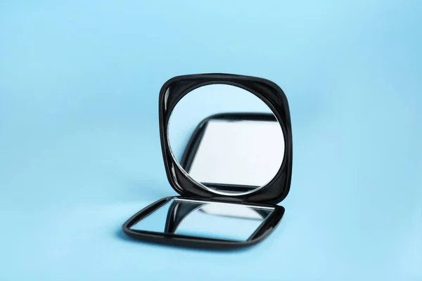 Snygg Kosmetisk Ficka Spegel Ljusblå Bakgrund — Stockfoto