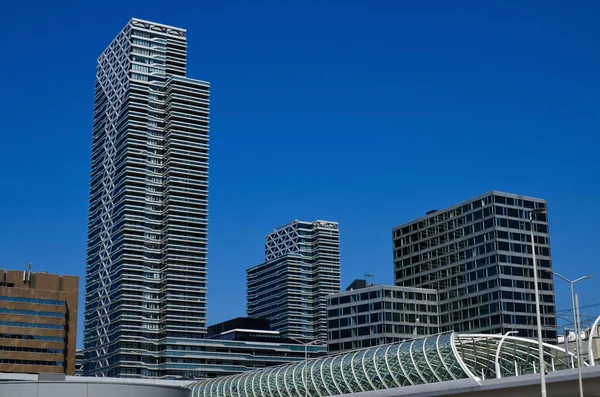 Extérieur Beaux Bâtiments Modernes Contre Ciel Bleu — Photo