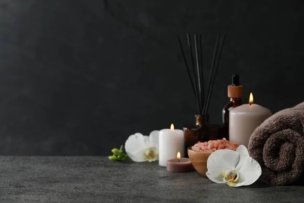 Prachtige Compositie Met Brandende Kaarsen Verschillende Spa Producten Donkergrijze Tafel — Stockfoto
