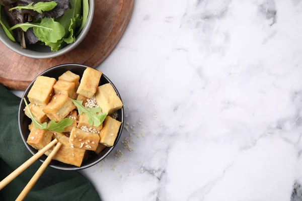 Köstlich Gebratener Tofu Mit Basilikum Und Sesam Schüssel Auf Weißem — Stockfoto