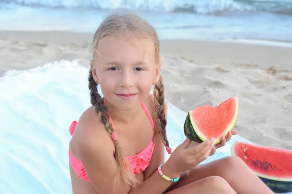 Милая Маленькая Девочка Ест Сочный Арбуз Пляже — стоковое фото