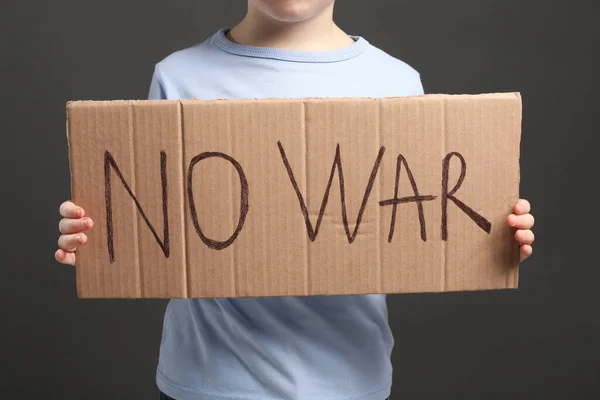 Chłopiec Gospodarstwa Plakat Nie Wojna Tle Zbliżenie — Zdjęcie stockowe