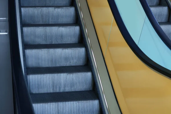 Προβολή Κενών Παράλληλων Κυλιόμενων Κλιμάκων Κίτρινα Balustrades Closeup — Φωτογραφία Αρχείου