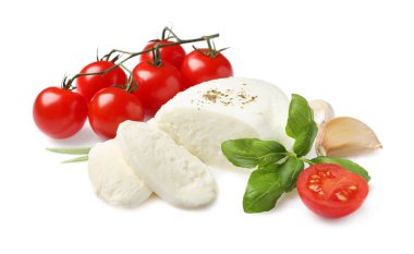 Beyaz arka planda domates ve fesleğen yapraklı lezzetli mozzarella.