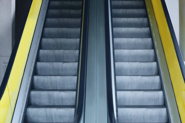 Vista Sobre Escaleras Mecánicas Paralelas Vacías Con Balaustradas Amarillas —  Fotos de Stock