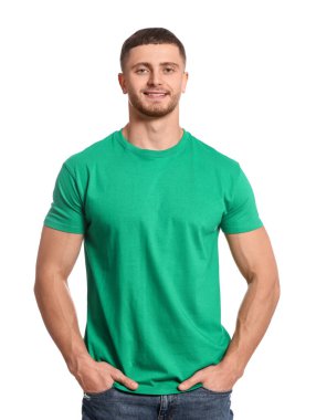 Beyaz arka planda yeşil tişört giyen bir adam. Tasarım için model