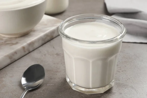 Glas Mit Köstlichem Bio Joghurt Auf Grauem Tisch Nahaufnahme — Stockfoto