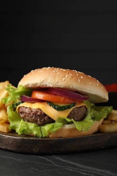 Pyszne Frytki Hamburgery Serwowane Czarnym Stole Zbliżenie — Zdjęcie stockowe