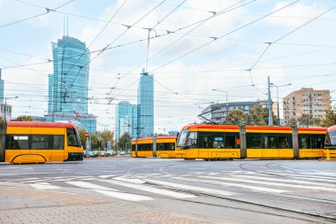 Şehir caddesindeki modern tramvaylar. Toplu taşıma