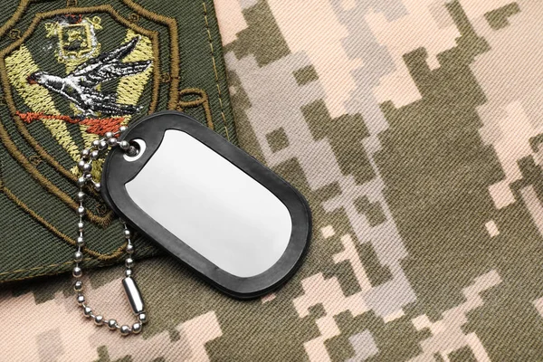 軍事Idタグとピクセル上のパッチウクライナのカモフラージュ トップビュー テキストのスペース — ストック写真