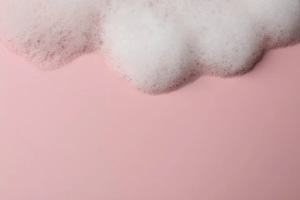 ピンクの背景にふわふわの石鹸泡 上記のビュー テキストのスペース — ストック写真