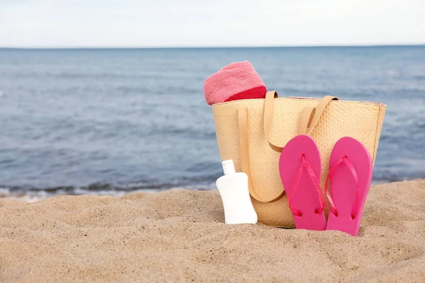 Saco Verão Com Chinelos Toalha Praia Protetor Solar Areia Perto — Fotografia de Stock