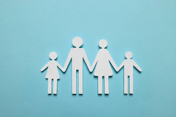 Familienfiguren Aus Papier Auf Hellblauem Hintergrund Draufsicht Versicherungskonzept — Stockfoto