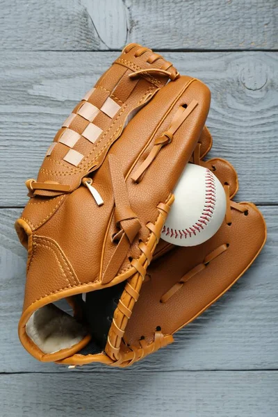 Skórzana Rękawica Baseballowa Piłką Szarym Drewnianym Stole Widok Góry — Zdjęcie stockowe
