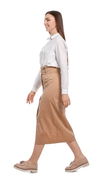 Beyaz Arka Planda Yürüyen Günlük Kıyafetli Genç Bir Kadın — Stok fotoğraf