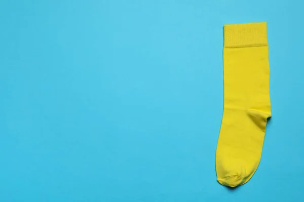 Açık Mavi Arka Planda Yeni Sarı Çorap Üst Manzara Metin — Stok fotoğraf