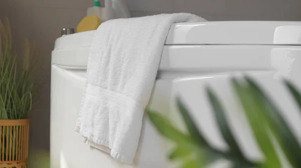Weiches Flauschiges Handtuch Hängt Der Badewanne — Stockfoto