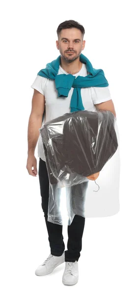 Mężczyzna Trzyma Pokrowiec Ubraniami Białym Tle Usługi Pralni Chemicznej — Zdjęcie stockowe